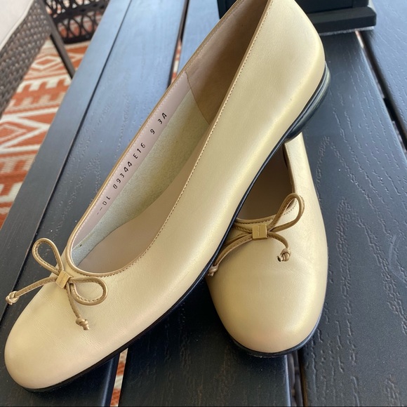 Salvatore Ferragamo gold cream shoes - Picture 4 of 11